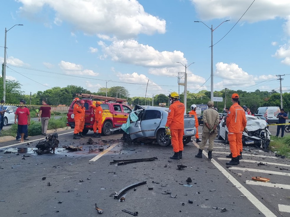 Grave acidente envolvendo dois veículos deixa homem morto em frente ao Parque de Exposições do Piauí — Foto: Bruno do Carmo