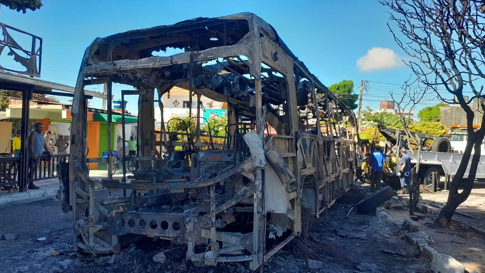 Pelo menos dois ônibus foram incendiados durante ataques em Mãe Luíza e Ponta Negra nesta quinta (26) — Foto: Thiago César/Inter TV Cabugi