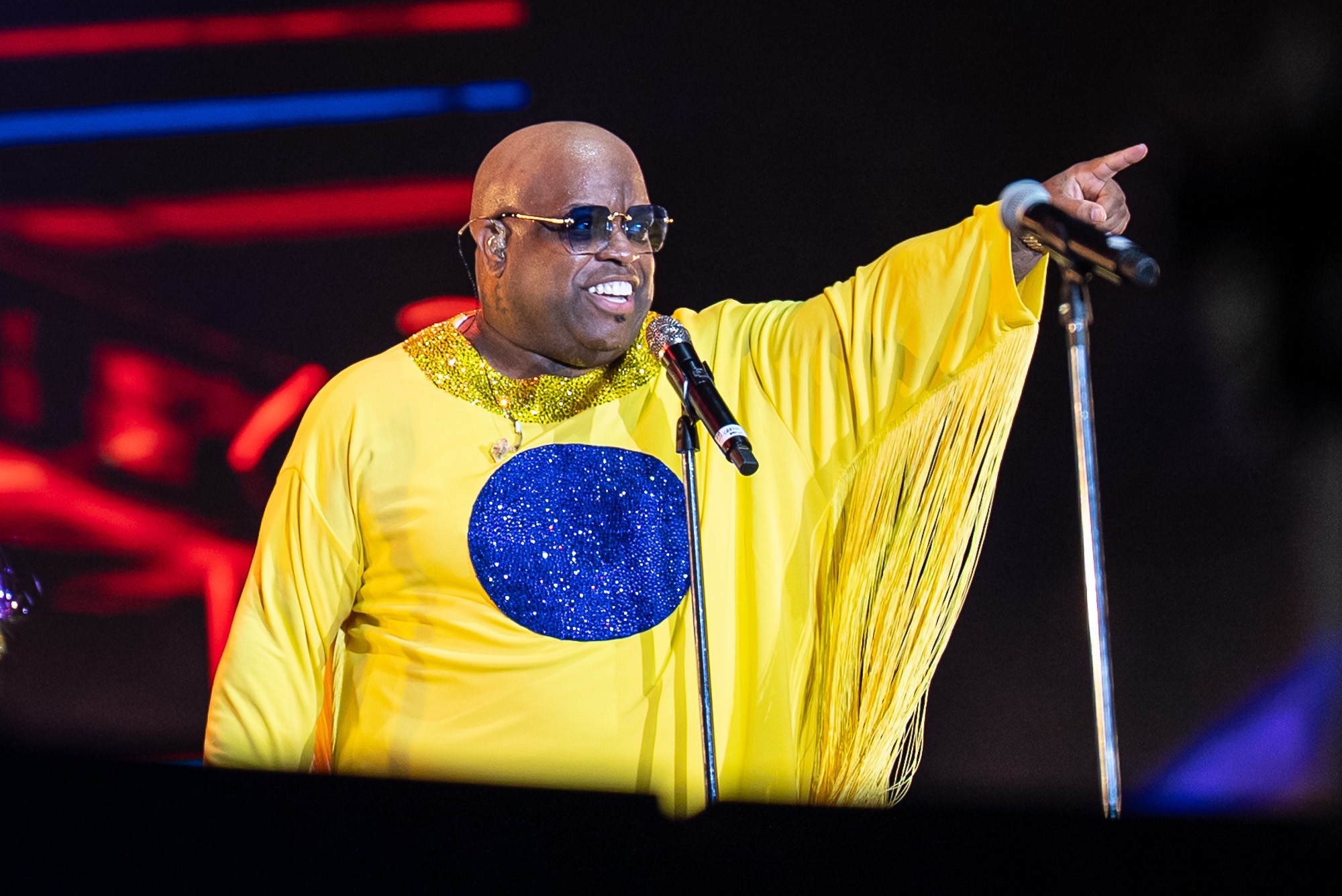 CeeLo Green faz 'baile de formatura' batido com músicas de MC Bola e Sergio Mendes no The Town