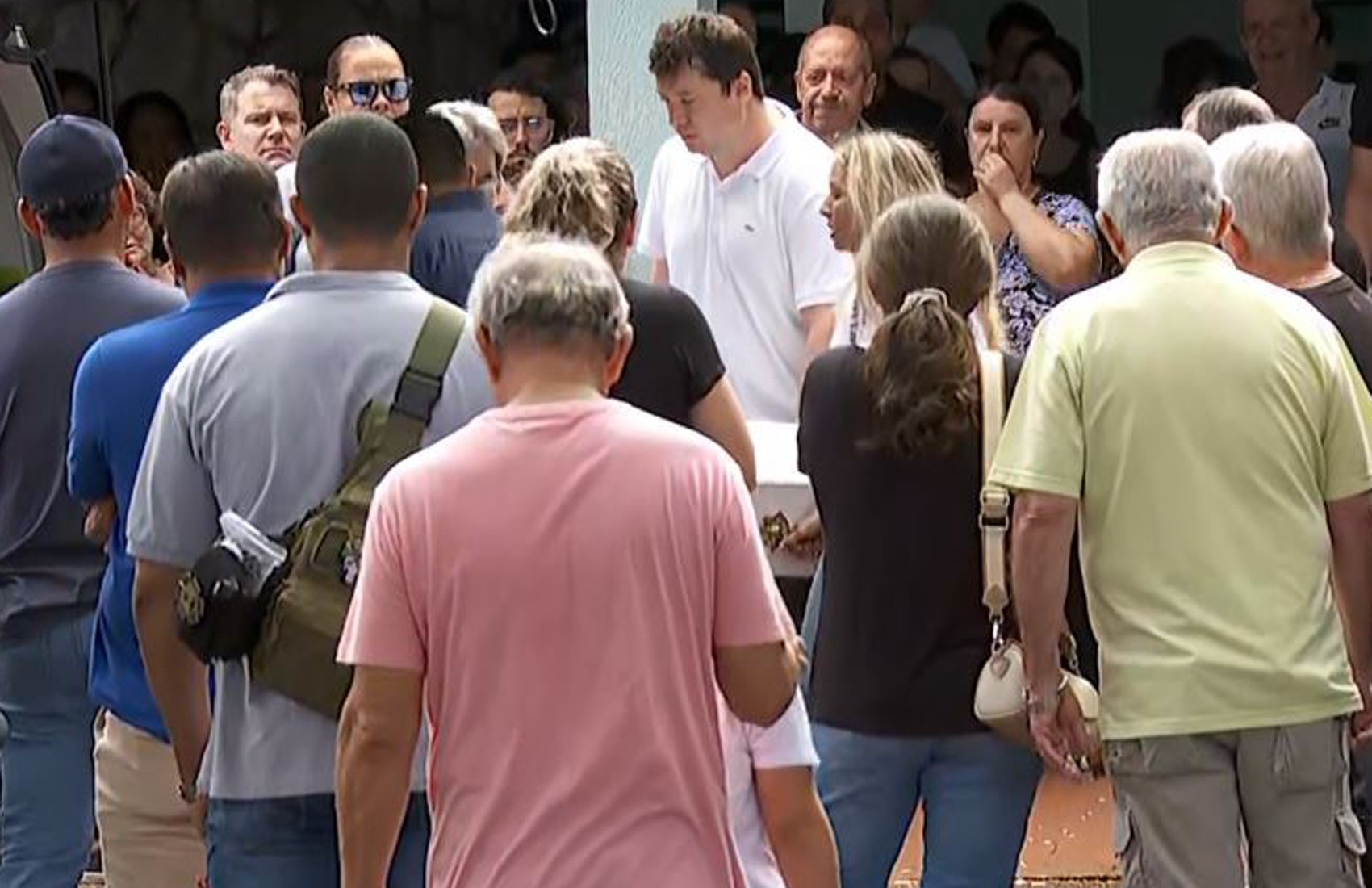 Família se despede de bebê que morreu após eucalipto cair em carro na volta do Carnaval