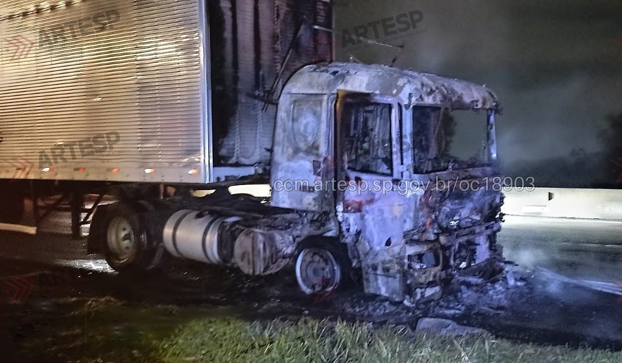 Carreta fica destruída após pegar fogo na rodovia Dom Pedro I, em Atibaia