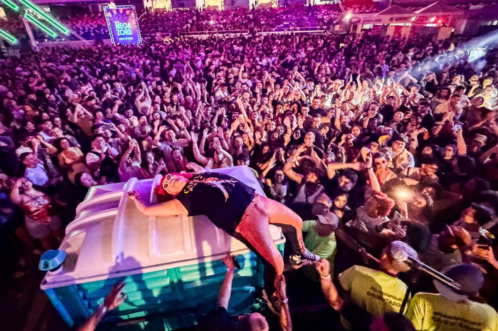 Com homenagem à Dona Onete e Wanderley Andrade em cima de banheiro químico, maior edição do Psica reúne 110 mil pessoas em Belém