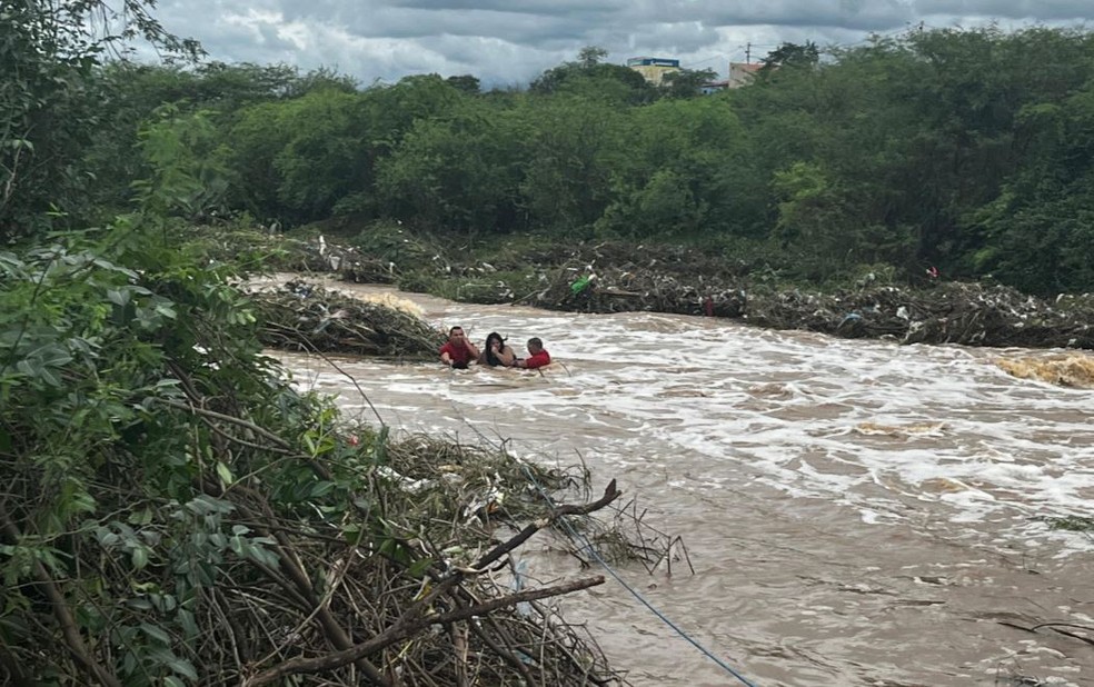 Bombeiros resgataram mulheres que foram arrastadas pela correnteza no Rio Canindé. — Foto: Corpo de Bombeiros/ Divulgação