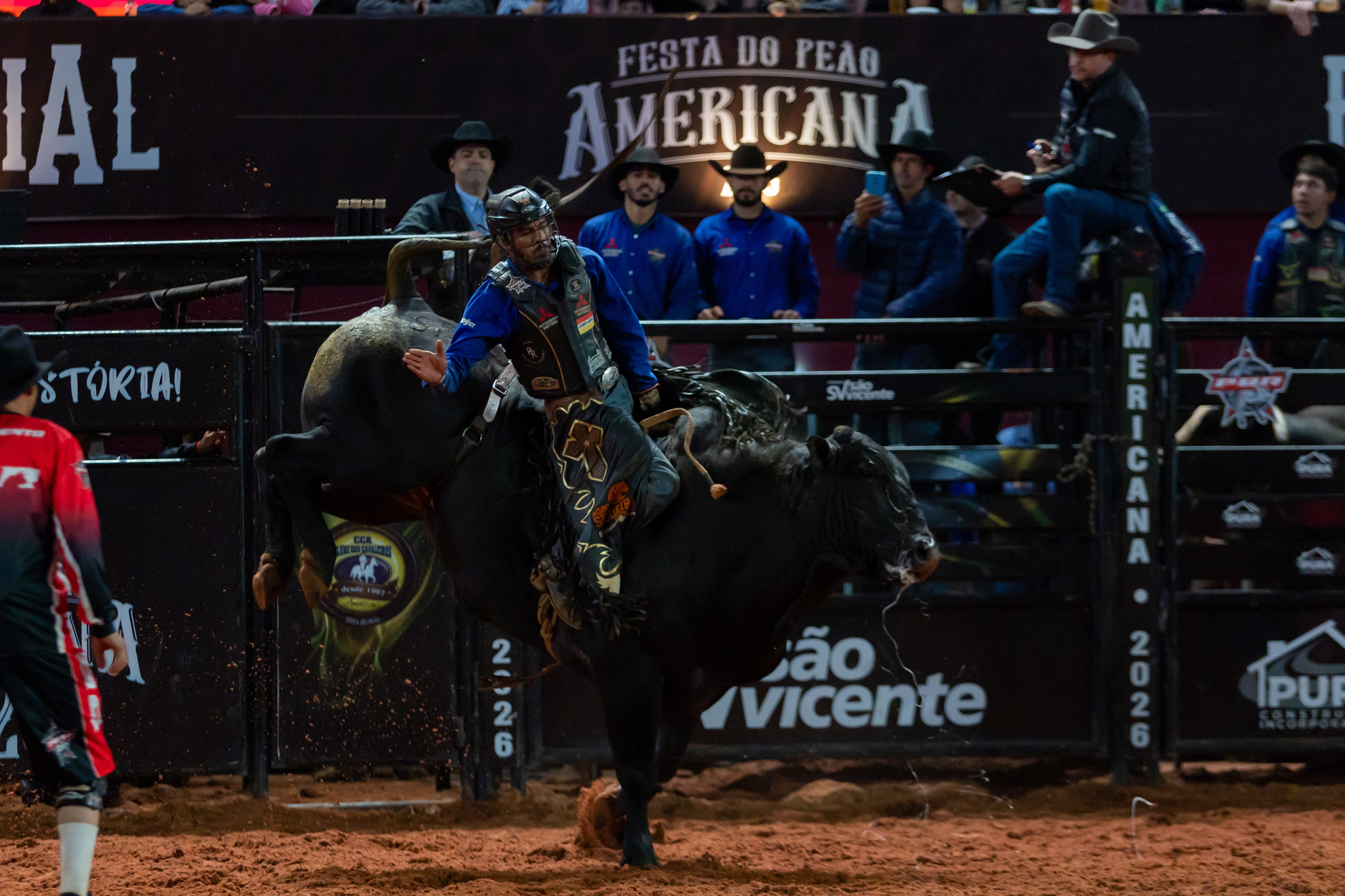 Final da etapa de Americana da PBR reuniu dez competidores na noite deste domingo (7) — Foto: Thomaz Marostegan