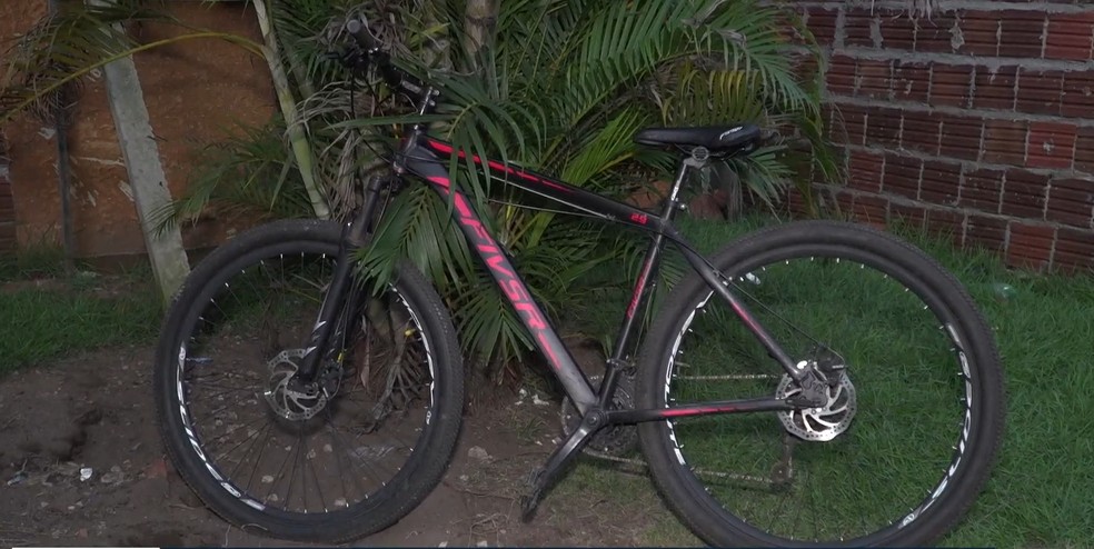 Bicicleta foi encontrada abandonada em mata próxima ao presídio — Foto: Reprodução/Inter TV Cabugi