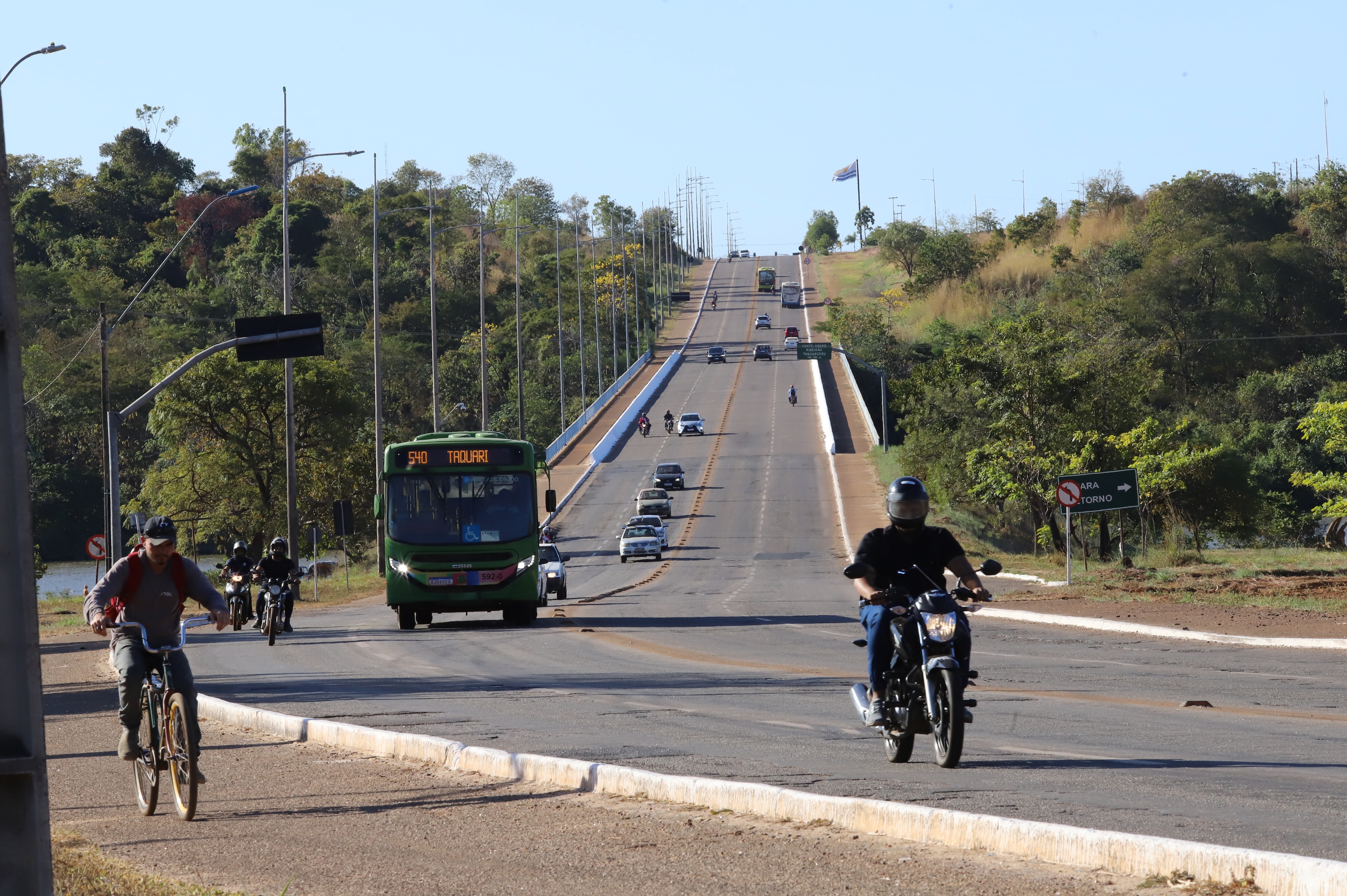 Ciclista morre em ambulância após ser atropelado por caminhão em avenida de Palmas