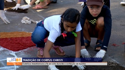 Fiéis transformam a fé em arte na confecção dos tapetes do dia de Corpus Christi
