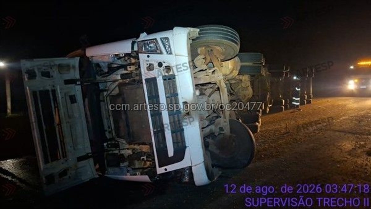 Carreta com milho tomba na Rodovia Anhanguera e deixa motorista ferido em Americana