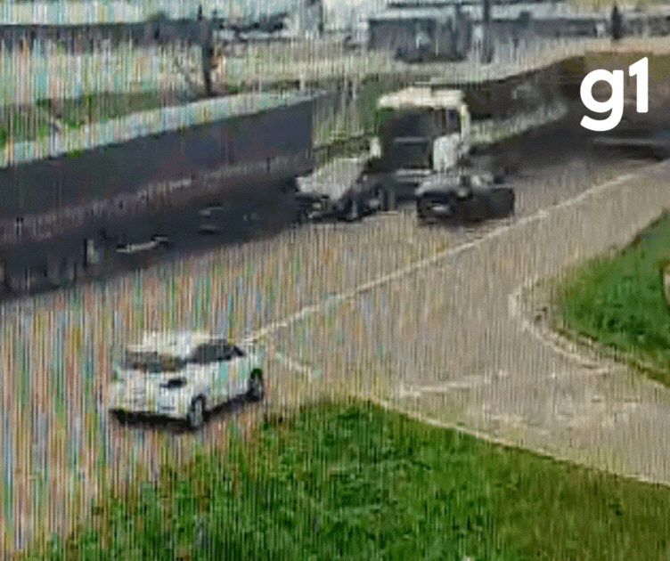 Carro é prensado entre carretas e motorista sobrevive a engavetamento em BR-163; vídeo