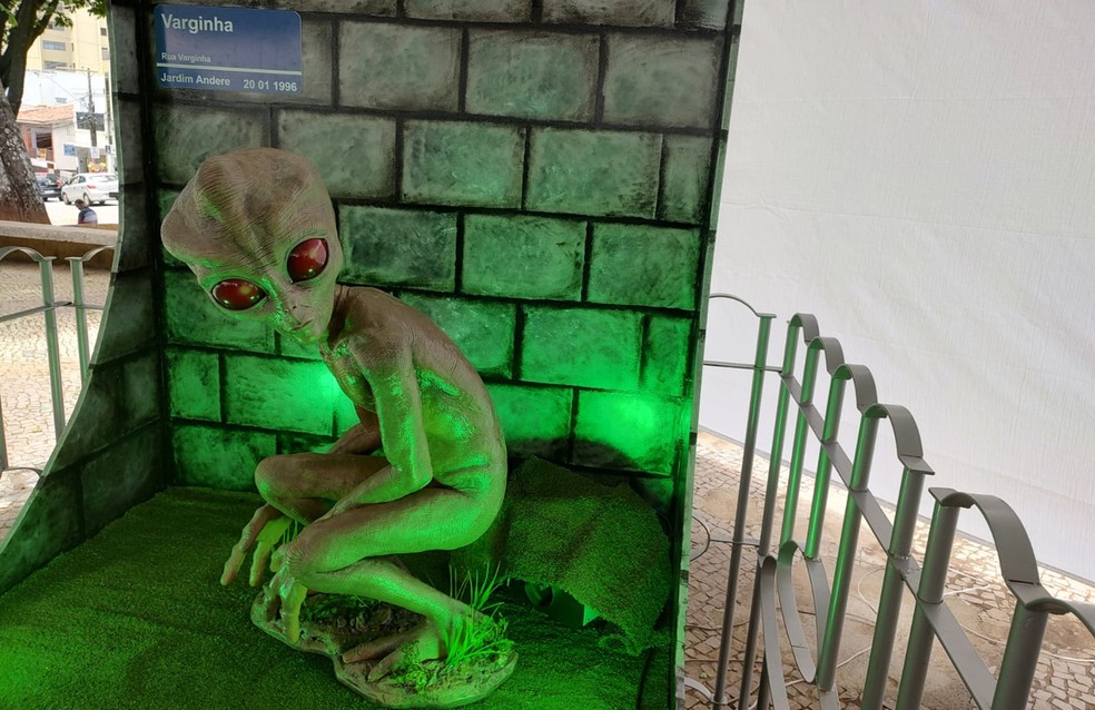 Nova estátua do ET de Varginha como a criatura foi narrada pelas testemunhas — Foto: Franco Junior/g1
