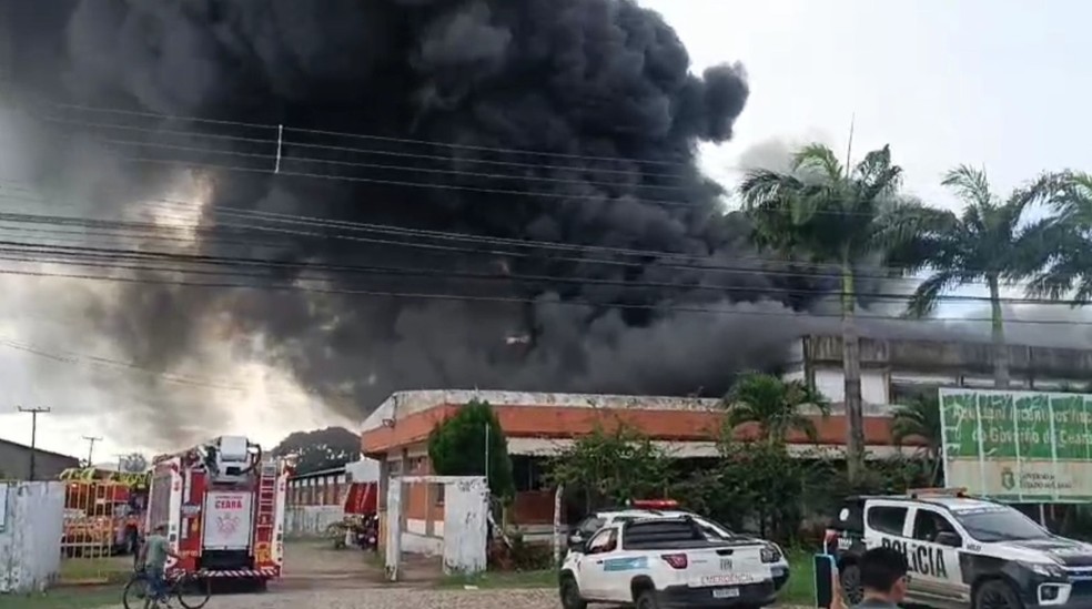Fumaça alta e preta sobe no céu durante incêndio em Maracanaú, na Grande Fortaleza. — Foto: Reprodução