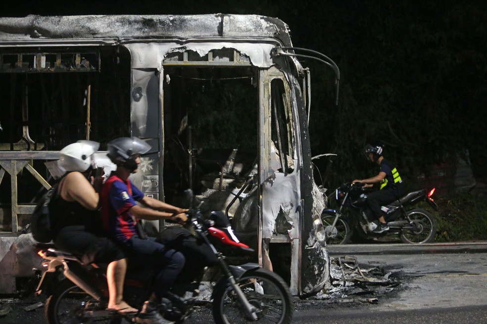 Ônibus queimado na região do Recreio, Rua Bem Vindo de Novaes, na Zona Oeste do Rio de Janeiro, nesta segunda-feira (23). — Foto: Pedro Kirilos/Estadão Conteúdo