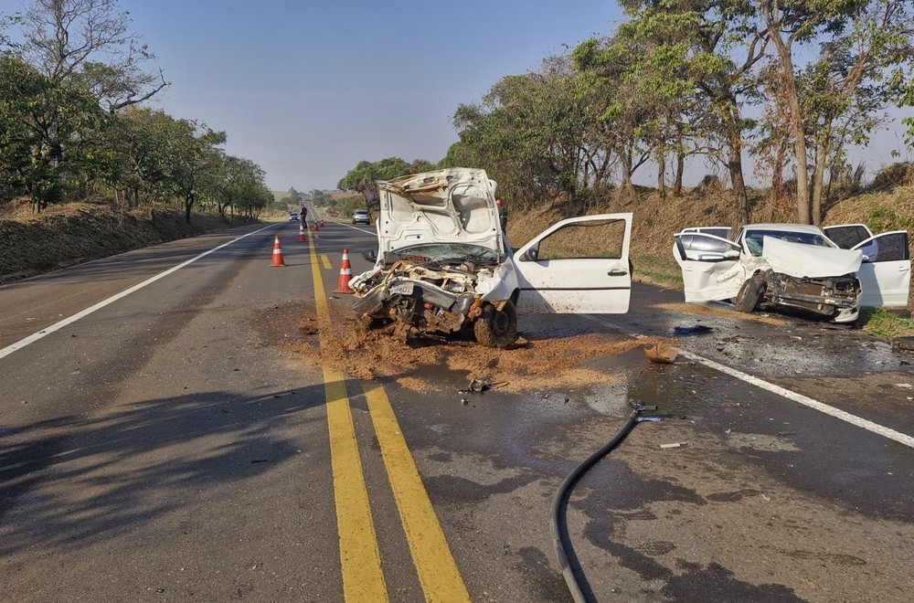 Quatro pessoas ficam feridas em acidente envolvendo três carros em Penápolis- SP