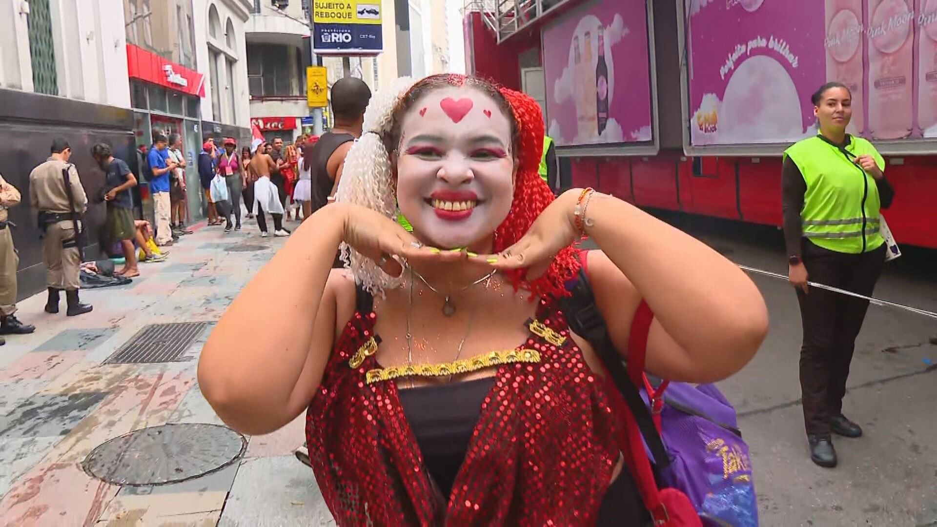 Chá da Alice arrasta foliões em festa com fantasias caprichadas; FOTOS