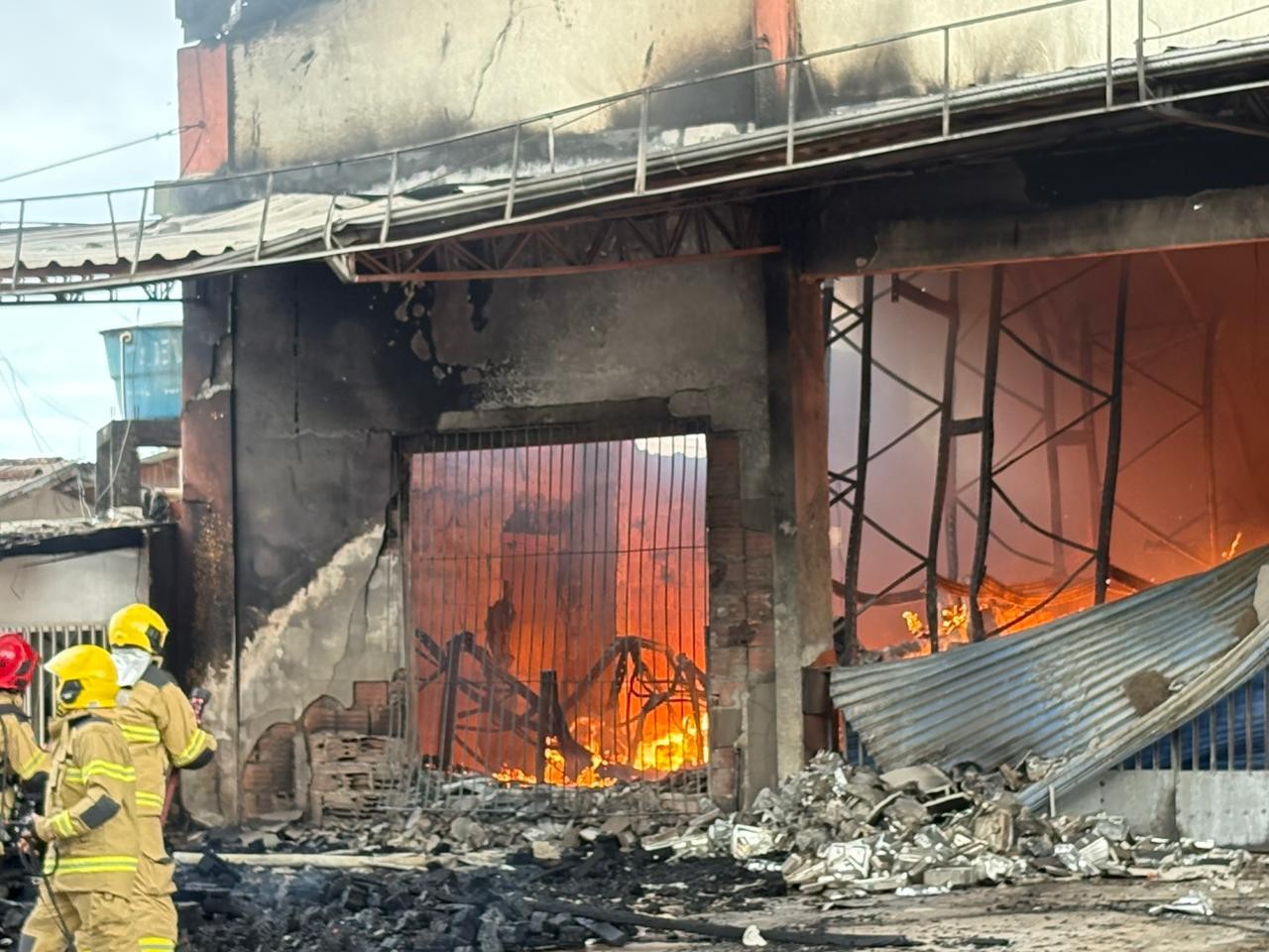'Acordei com o barulho de explosão', conta vizinho de prédio atingido por incêndio em Macapá