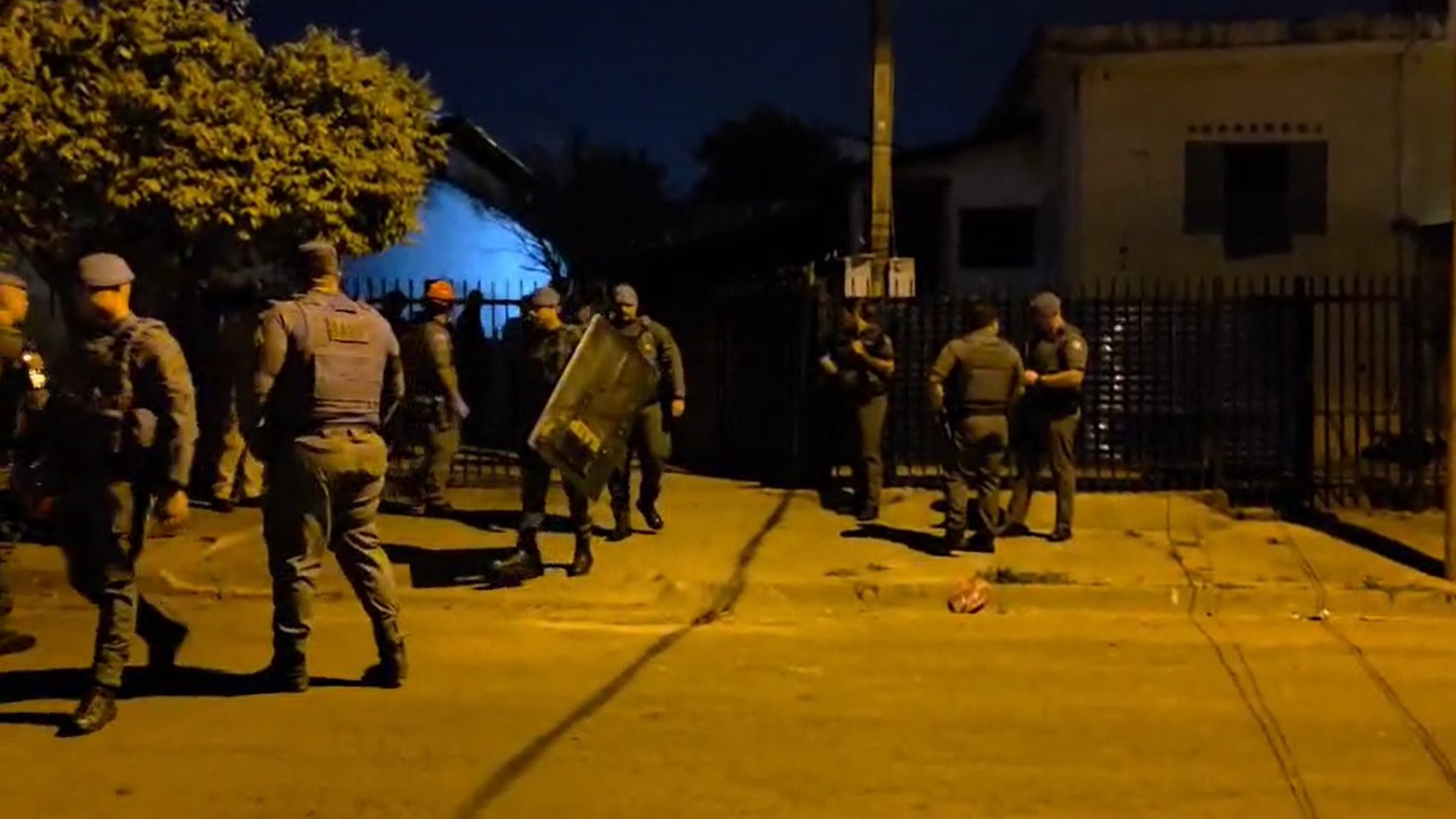 Homem é preso após manter filho de 1 ano refém em Monte Alto, SP