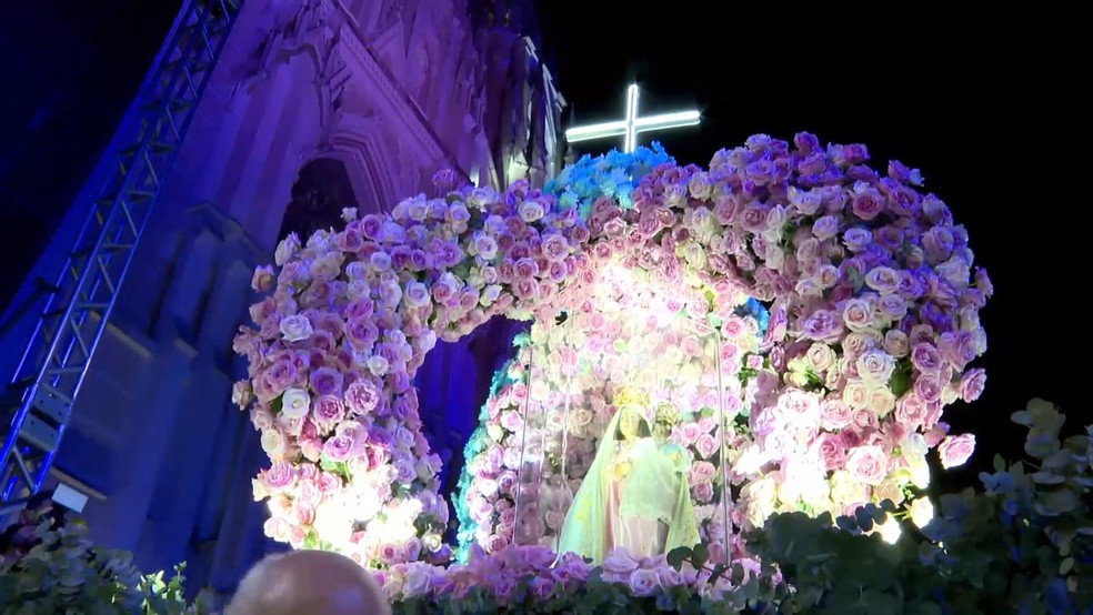 Imagem de Nossa Senhora da Penha é levada durante romaria em Vitória, Espírito Santo — Foto: Reprodução/TV Gazeta