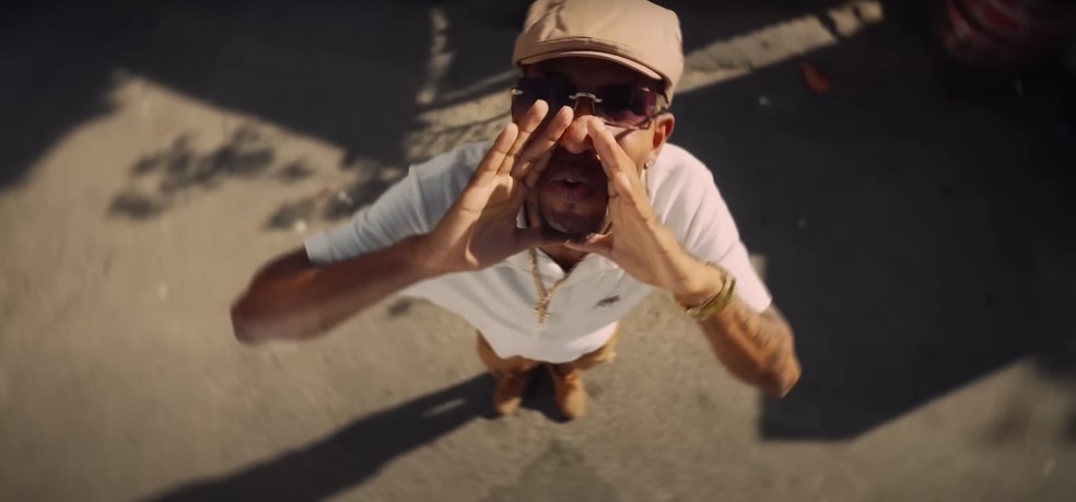 J. Esquine no clipe de 'Resenha do Arrocha' — Foto: Reprodução