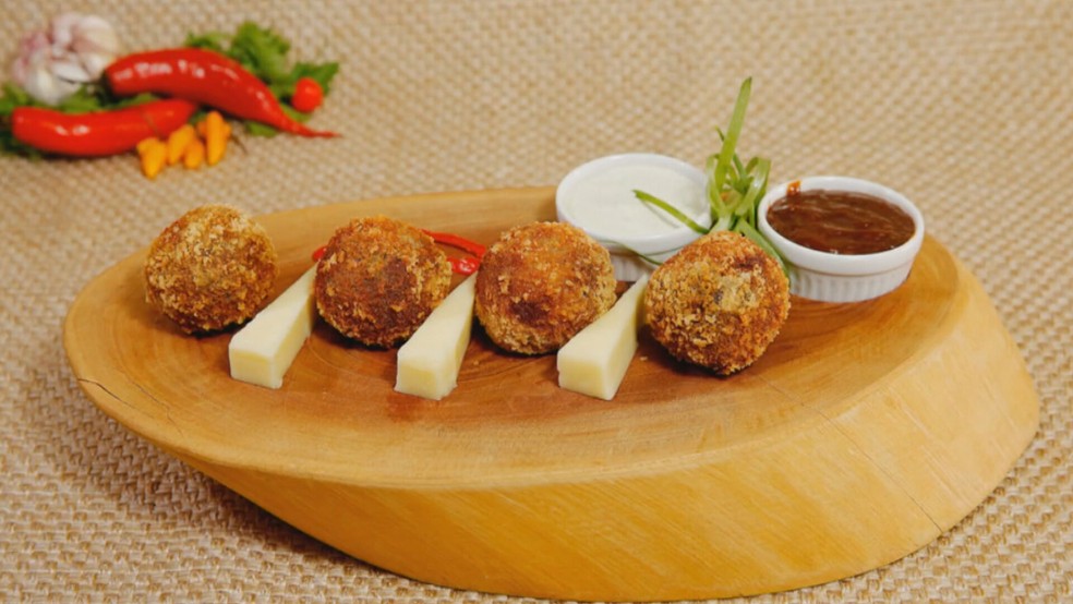 Bolinho de costela com molho de goiaba, do Destilaria Beer — Foto: Reprodução