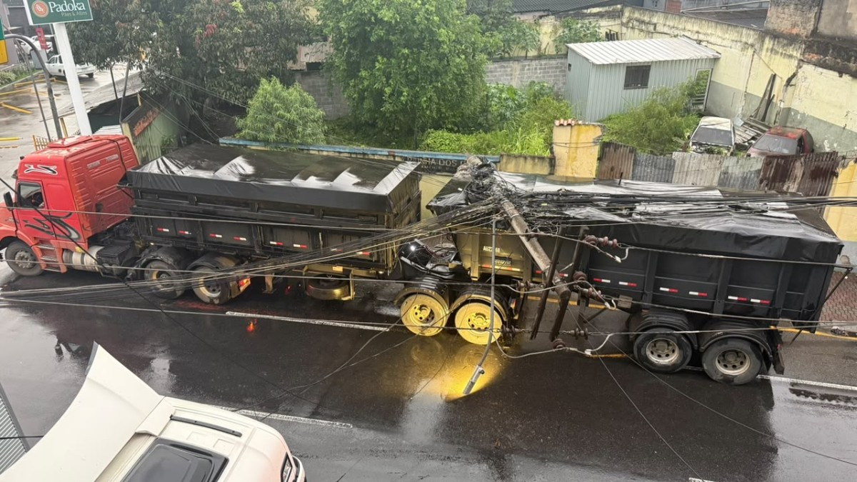 Acidentes com carretas complicam o trânsito no Centro de Volta Redonda