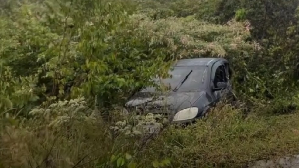 Van com turista a caminho da praia se envolve em acidente em Viçosa do Ceará — Foto: Reprodução