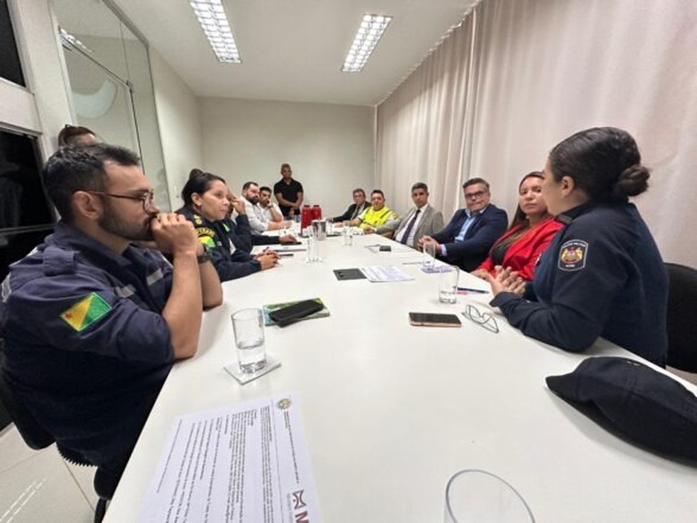 Órgãos de fiscalização se reuniram para discutir práticas em prol de fiscalizar a soltura de pipas em locais com movimentações intensas, bem como do uso de cerol e linha chilena, proibidas por leis estaduais — Foto: Asscom/MP-AC