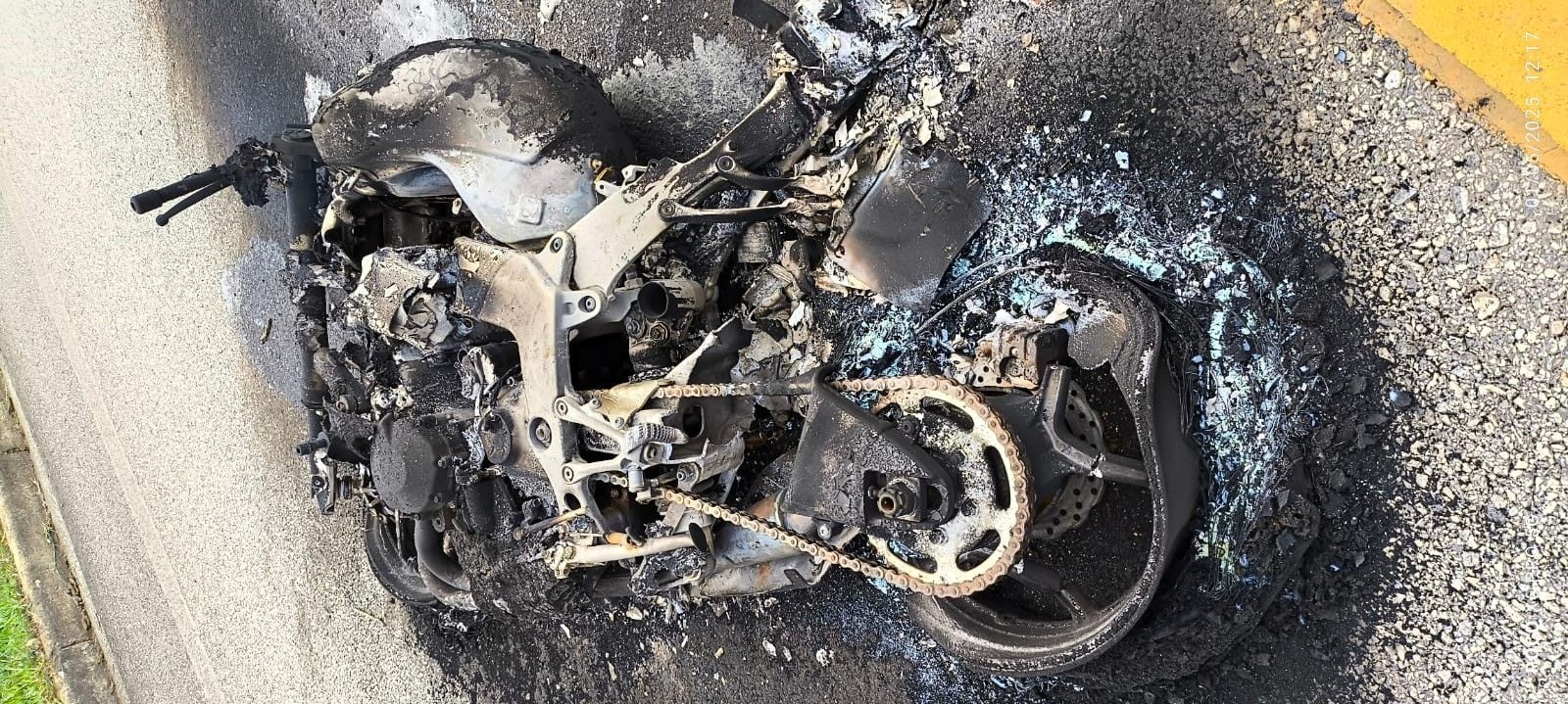 Motociclista bate em barreira, é arremessado a 20 metros e moto fica carbonizada em acidente na SP-50; helicóptero Águia da PM fez o resgate