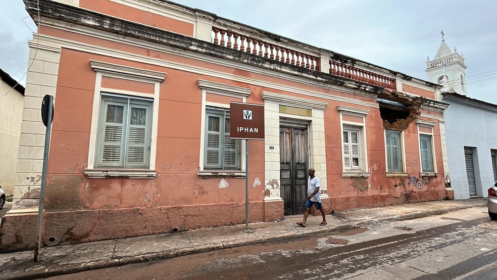 Desabamento de parte da estrutura da antiga sede do Iphan em Cuiabá — Foto: Stephane Gomes / g1