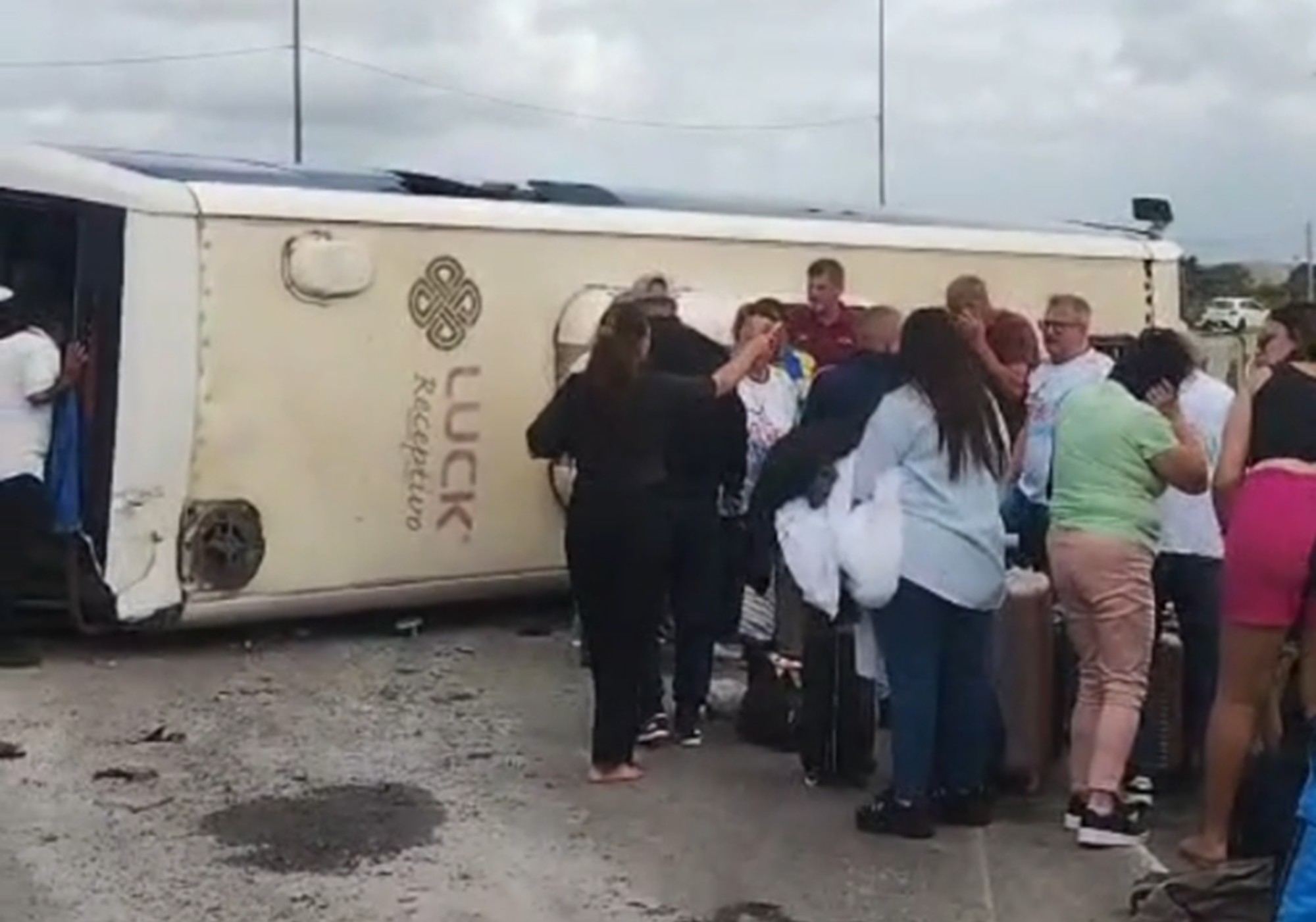 Ônibus com turistas tomba na pista e acidente deixa feridos em Ipojuca