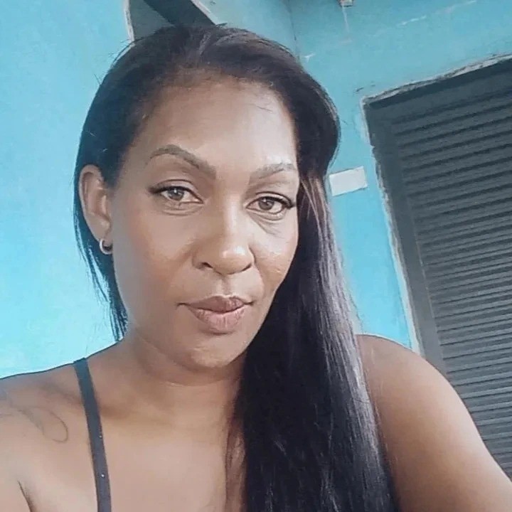 Homem invade casa da ex, ateia fogo na sala, fere o atual namorado dela e a mata esfaqueada