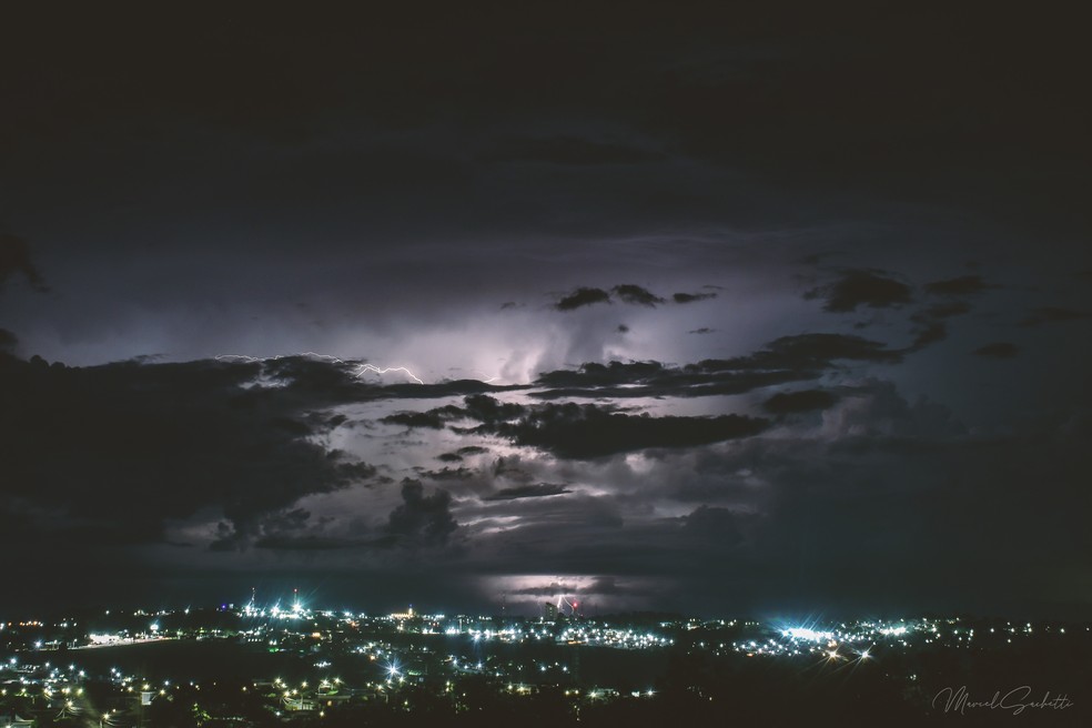 Fotógrafo profissional, Marcel Sachetti eternizou os raios registrados em Presidente Prudente nesta terça-feira (7) — Foto: Marcel Sachetti/Arquivo pessoal