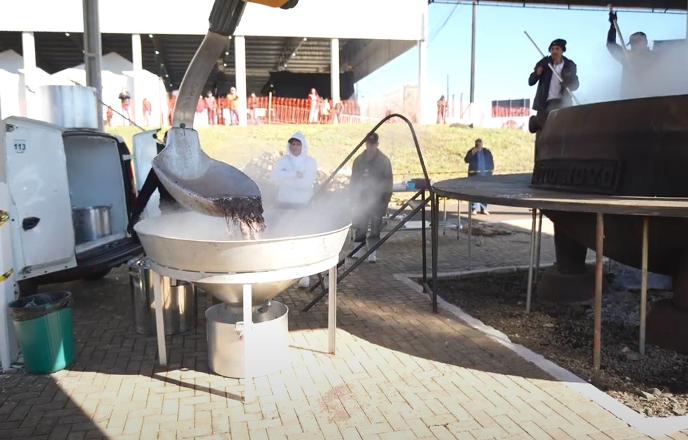 Feijoada gigante é servida com apoio de retroescavadeira — Foto: Prefeitura Municipal