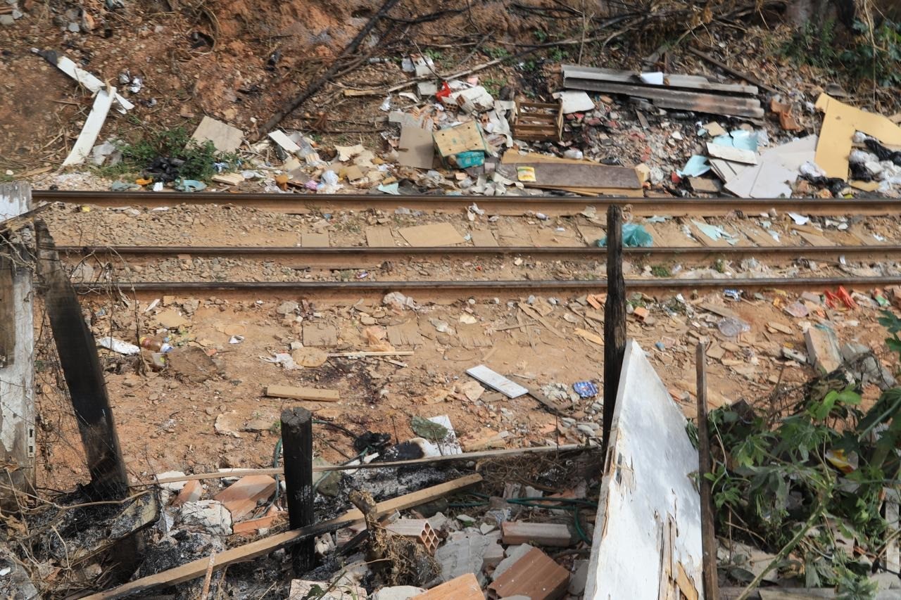 Mulher atropelada por trem tem perna amputada em BH