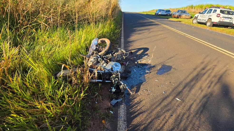 1 de 3
Motociclista ficou ferido após um grave acidente na rodovia vicinal que liga Tupã a Quatá, na manhã de quinta-feira (18) — Foto: Diego Pereira