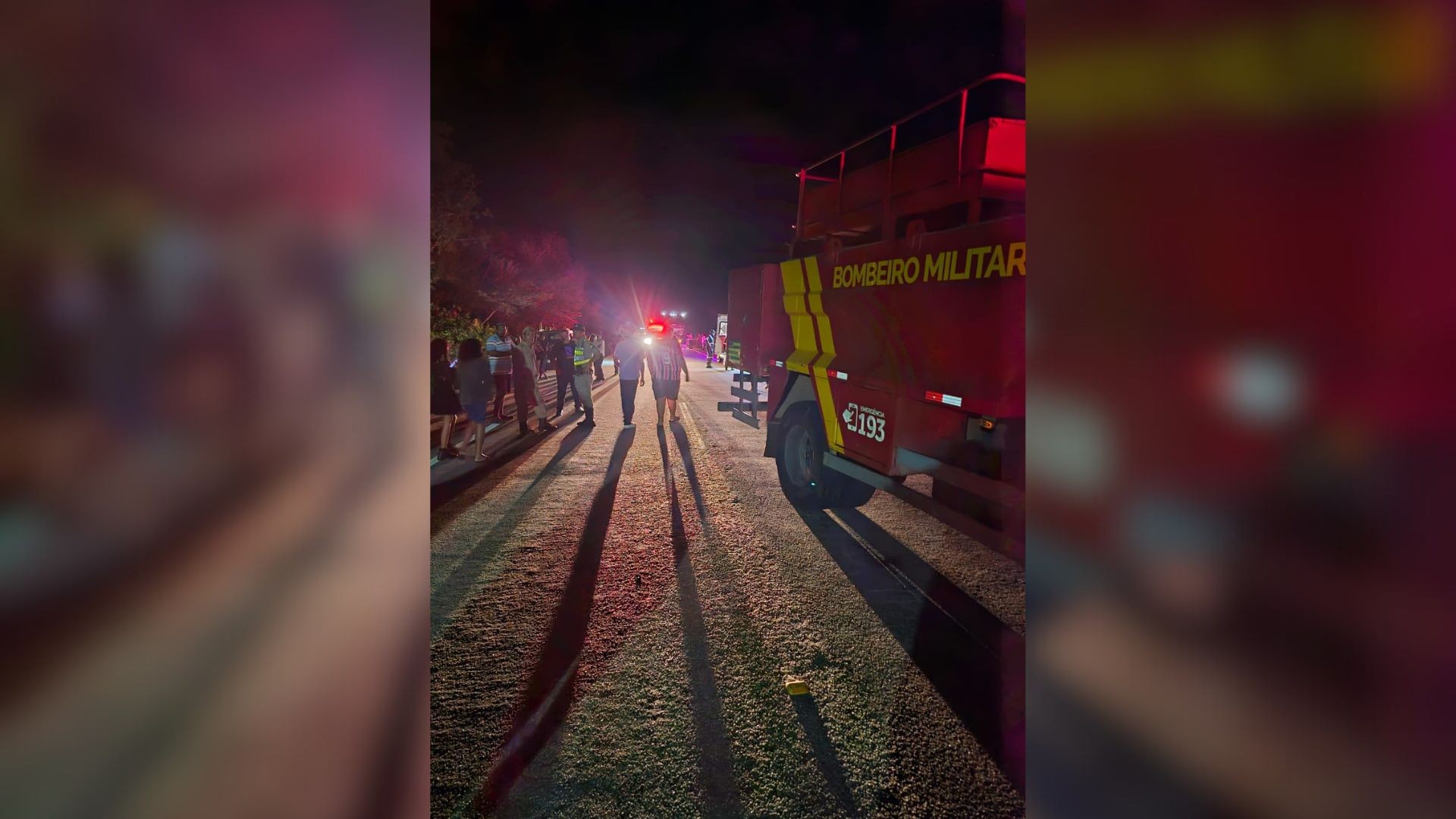 Motoristas e passageiro morrem após caminhões baterem de frente e pegarem fogo na GO-164