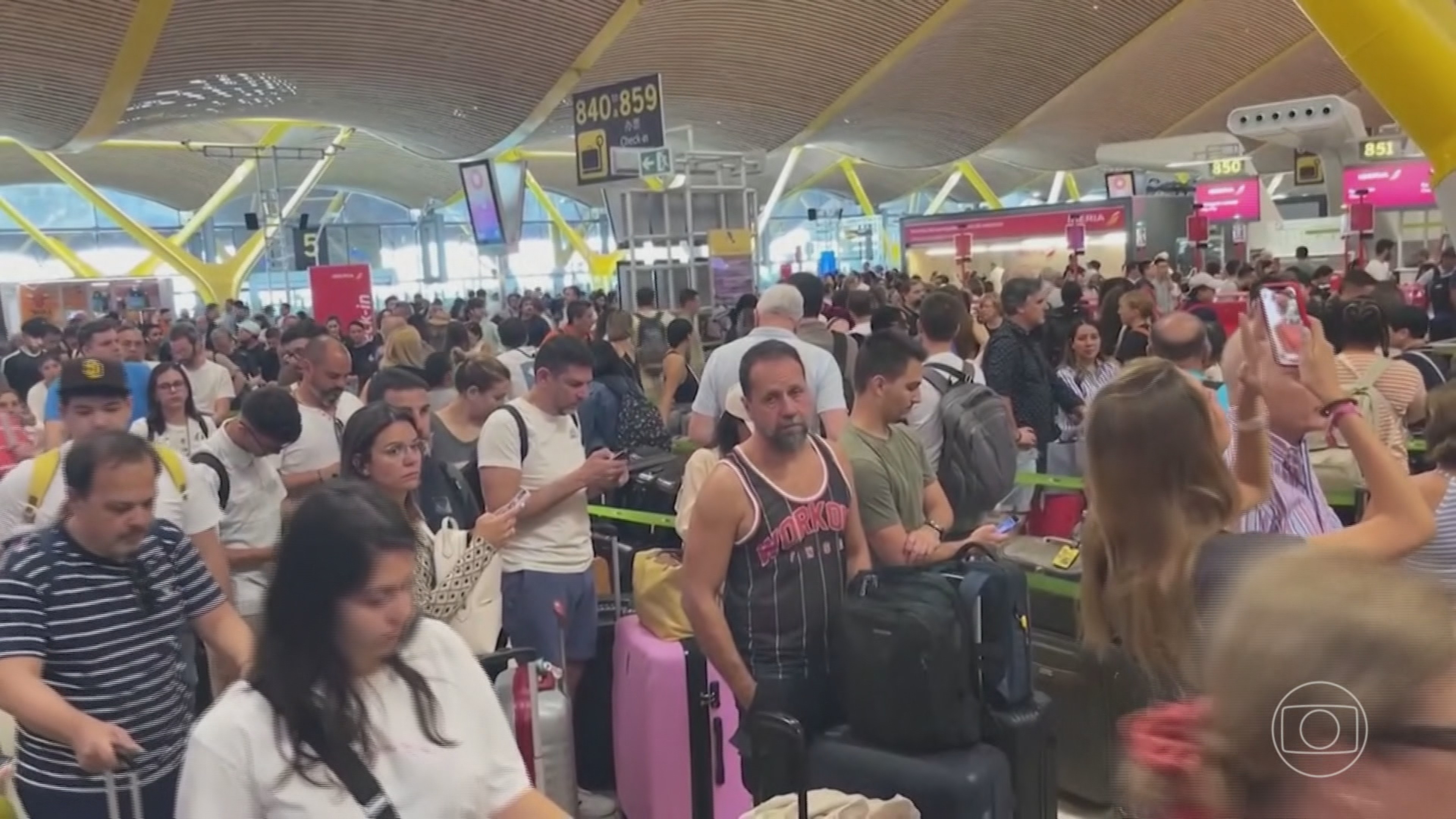 Apagão virtual histórico: colapso em sistema de computadores leva caos a bancos, hospitais e aeroportos
