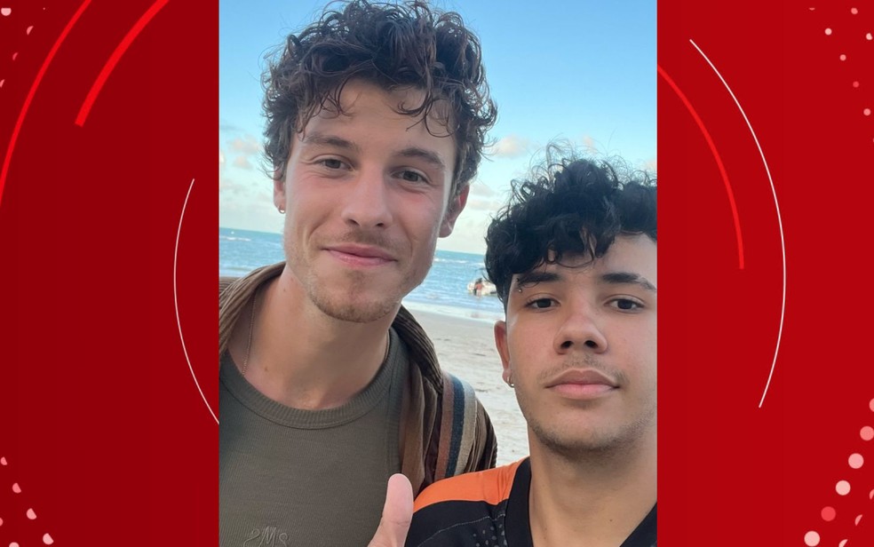 Shawn Mendes ao lado de fã em Trancoso — Foto: Reprodução/Redes Sociais