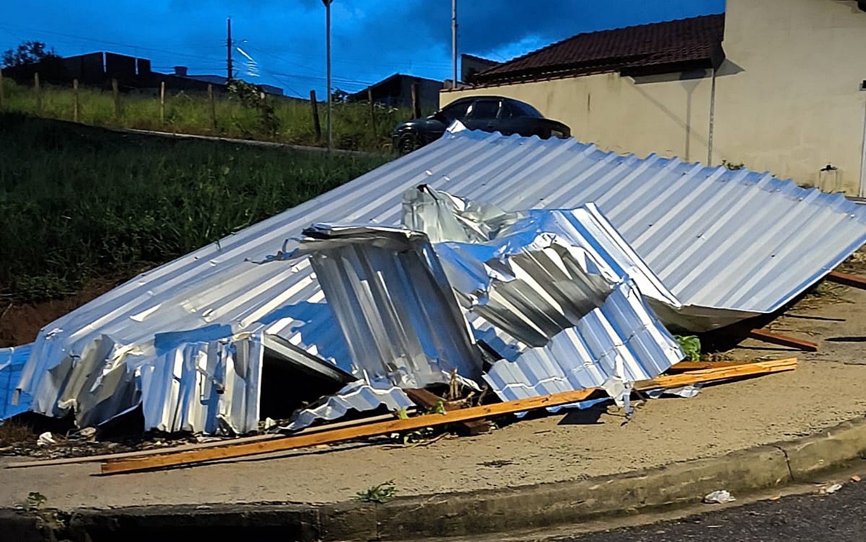 Chuva causa destelhamentos e interdições de estradas no Sul de Minas; temporais devem continuar no começo de fevereiro