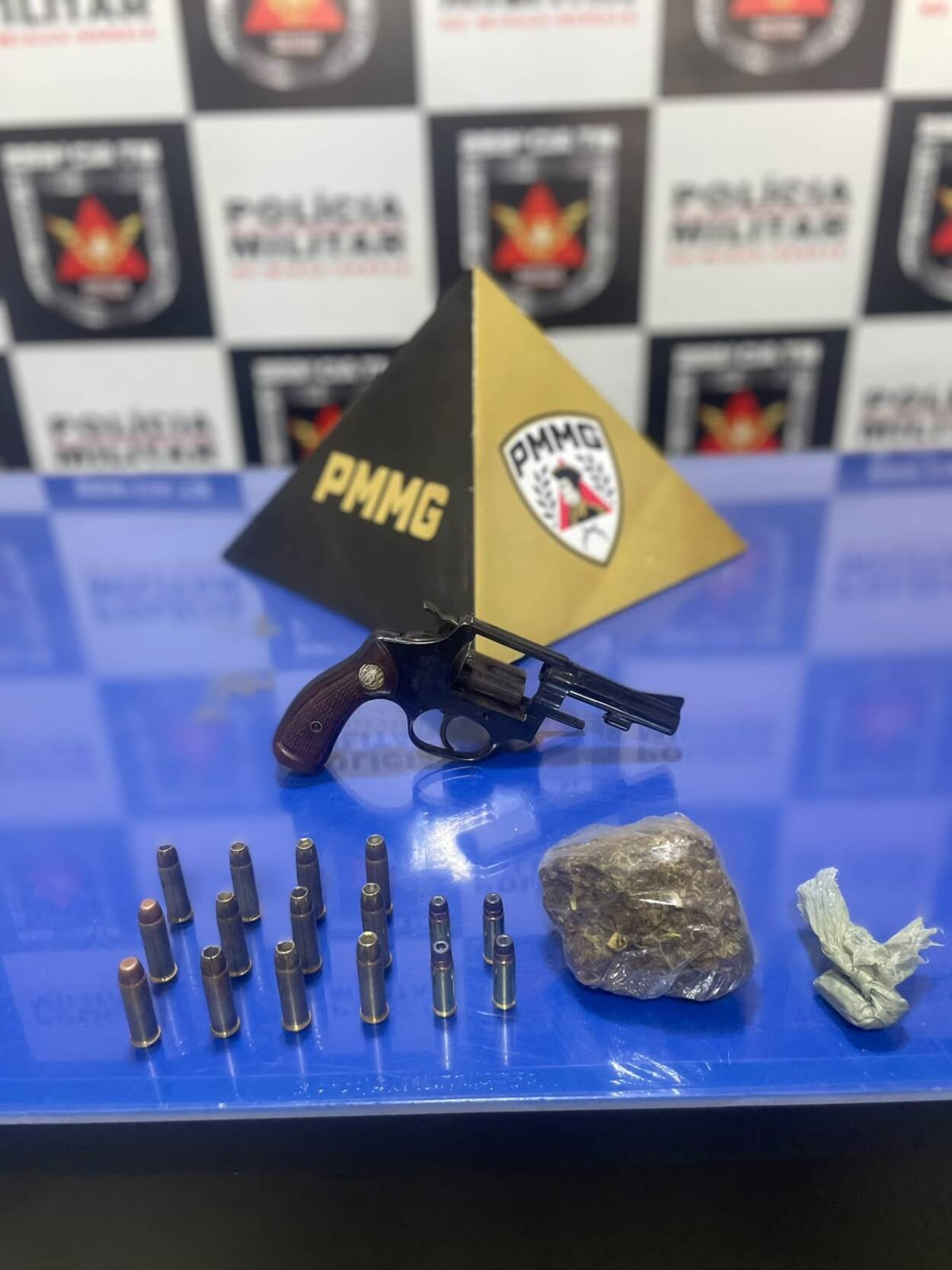 Homem tenta fugir da PM e é preso com arma, munições e maconha em Pirapora
