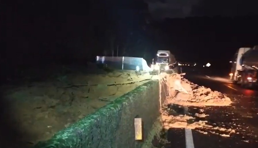 Queda de barreira interdita totalmente BR-277 no sentido litoral do Paraná