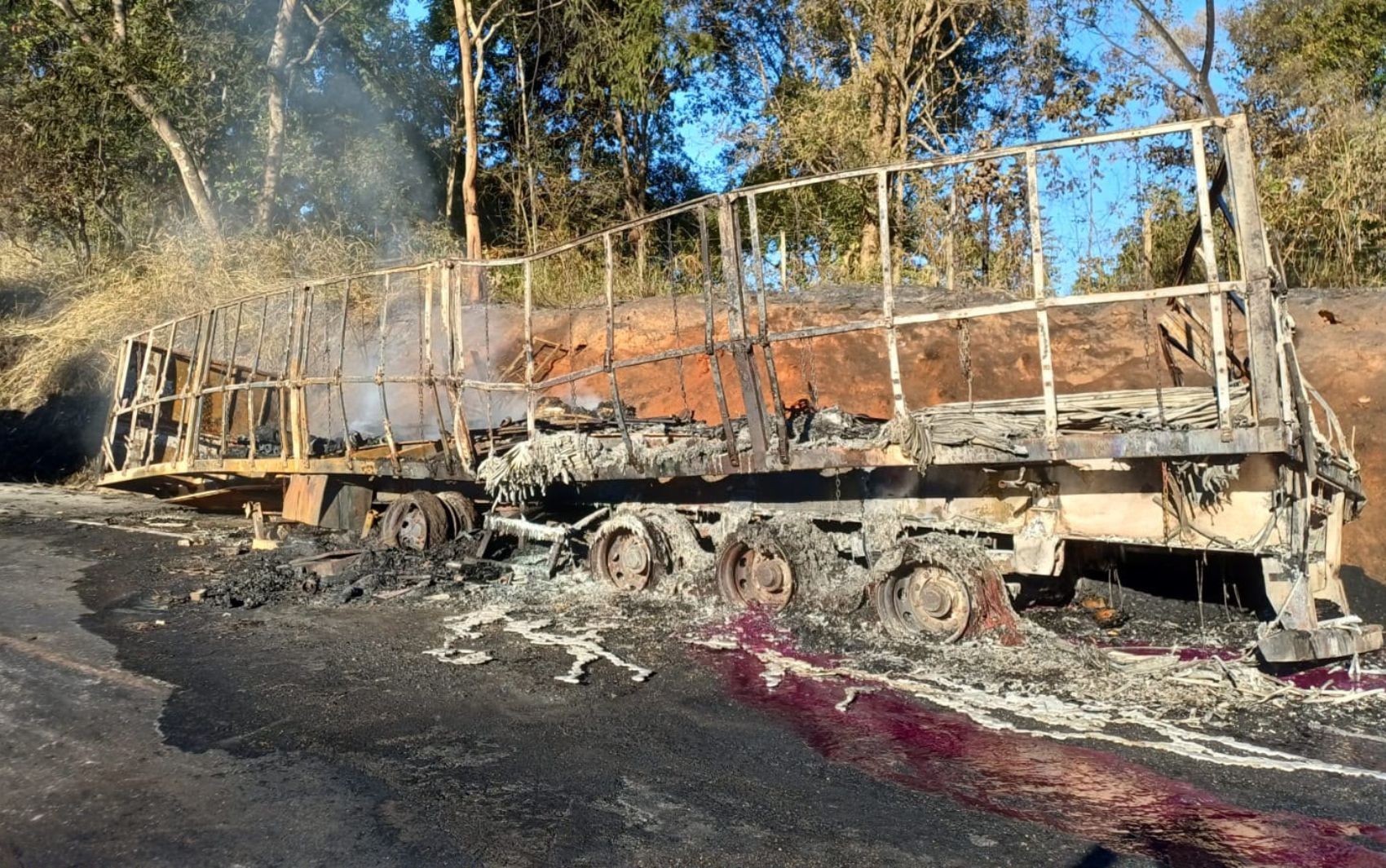Carreta explode em acidente e causa congestionamento de Professor Jamil a Goiânia na BR-153