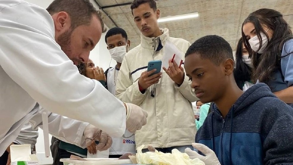 Alunos participam de feira de profissões. — Foto: Divulgação
