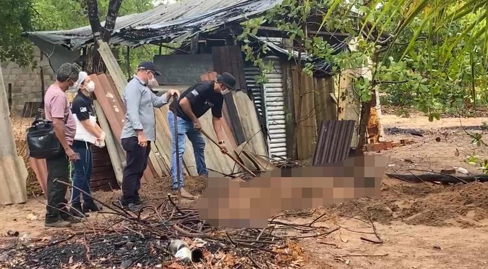 Corpo estava em cova rasa, em Araguaína, no Tocantins — Foto: Divulgação/Alta Tensão-TO