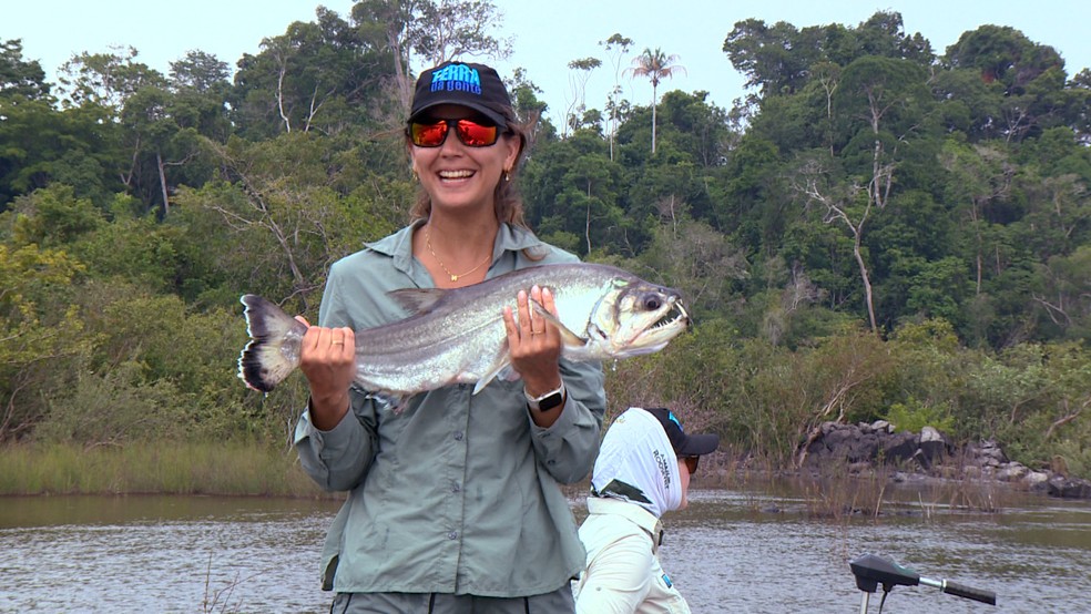 Nicolle Januzzi consegue fisgar uma cachorra no Rio Roosevelt — Foto: Ricardo Custdio/TG