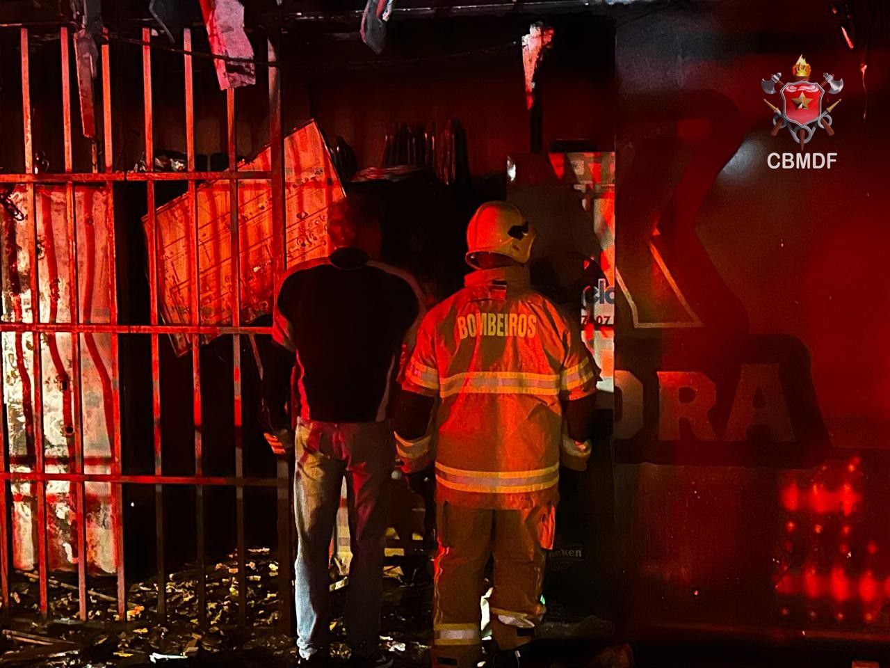 VÍDEO: câmeras de segurança flagram pessoa ateando fogo em distribuidora de bebidas, no DF