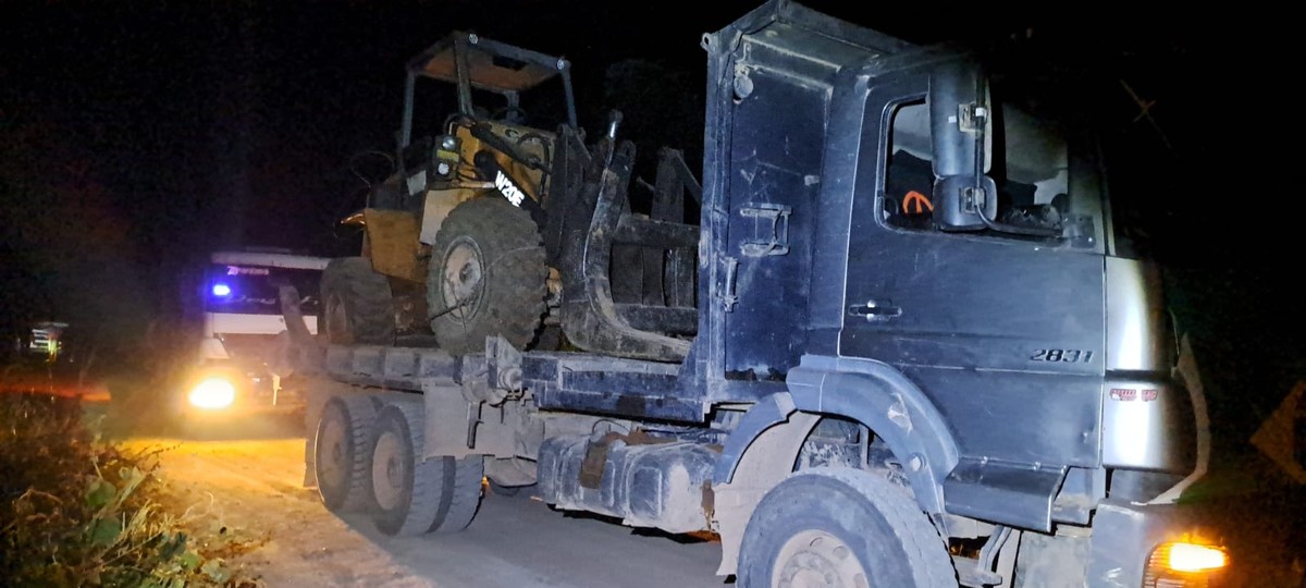 Operação 'Dorothy Stang' destrói caminhões e pá carregadeira usados para extração ilegal de madeira no Pará
