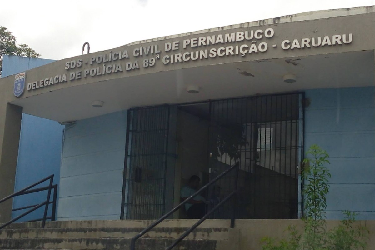 Mulher é presa em flagrante suspeita de injúria racial por chamar criança de 'macaco' em Caruaru