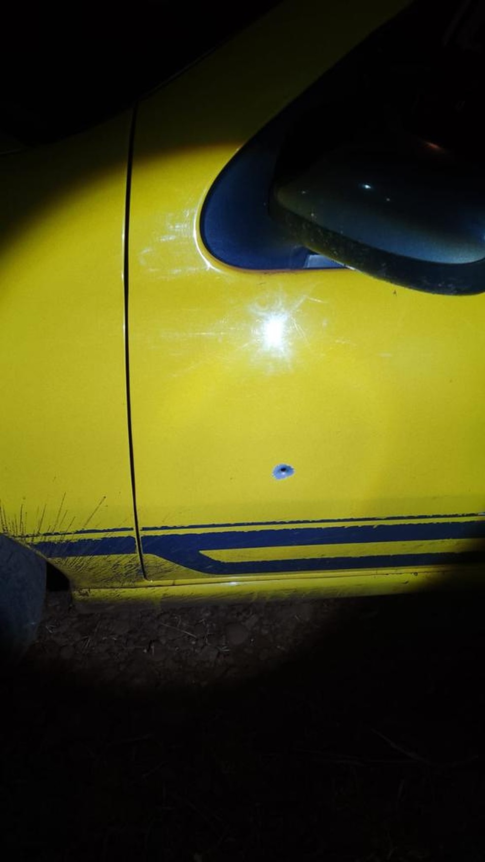 Um dos carros atingido pelo ataque — Foto: Redes sociais