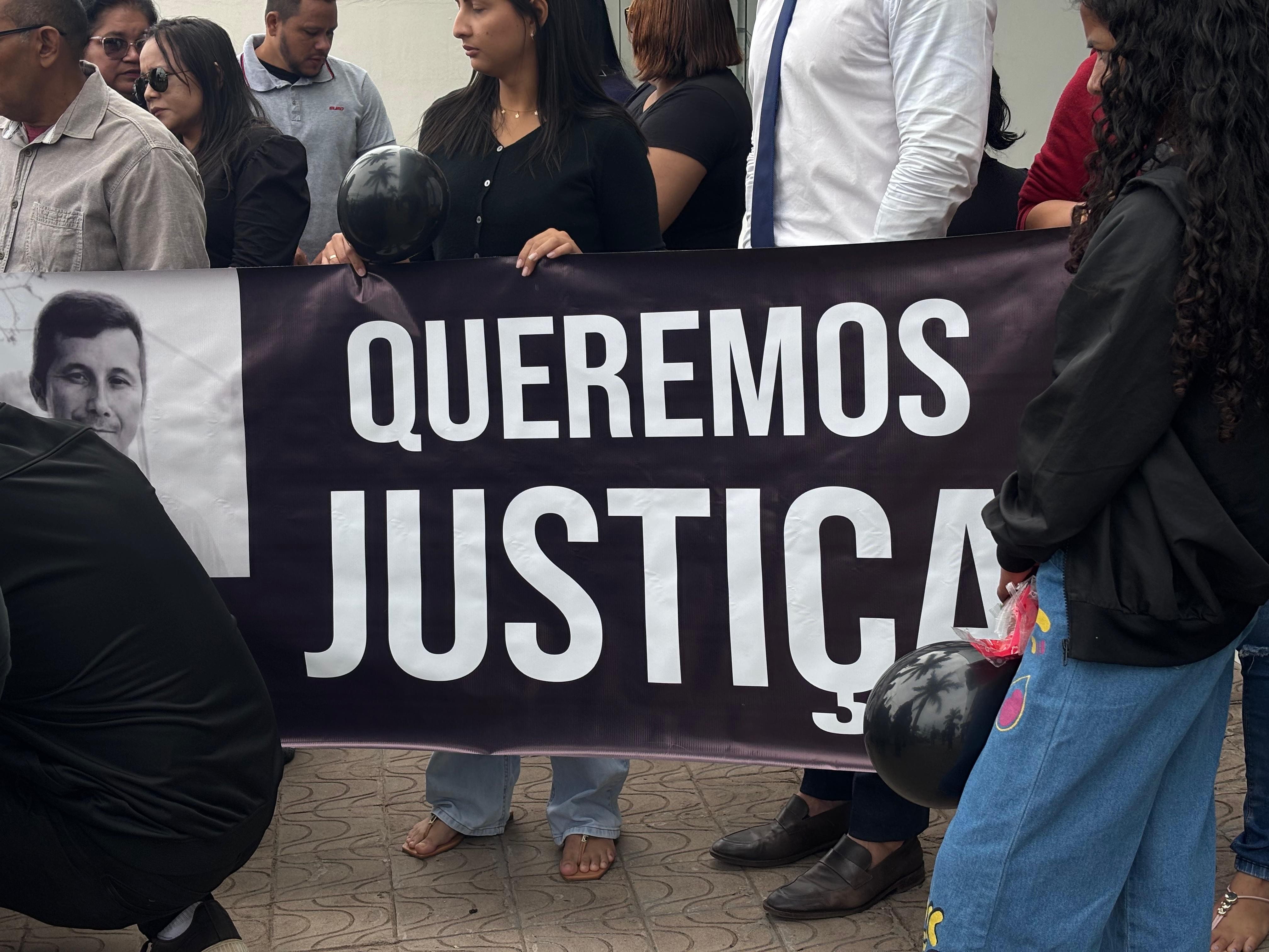 Em protesto, familiares criticam laudo de acidente que aponta troca de lugar entre vítimas em moto na Via Verde: 'Erro drástico'
