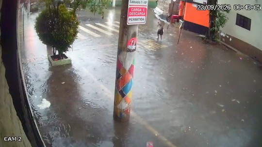 SP amanhece com chuva; marquise cai sobre 2 pessoas na Faria Lima